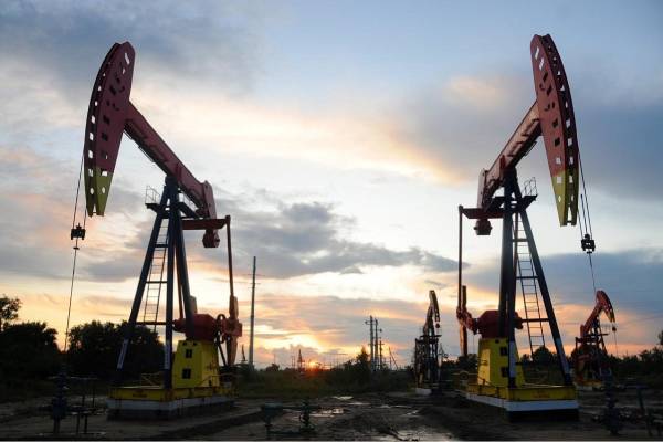 Oil surges  3% to 7-yr highs on Ukraine Crisis , supplies get tight